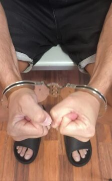 Detenido con grilletes desesperado 