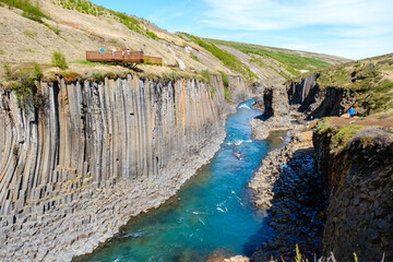 Obraz premium Stunning view of Studlagil Canyon showcasing basalt columns and crystal-clear river