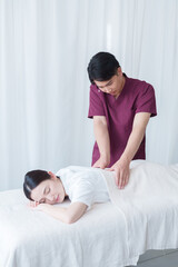 整骨院で施術を受ける女性