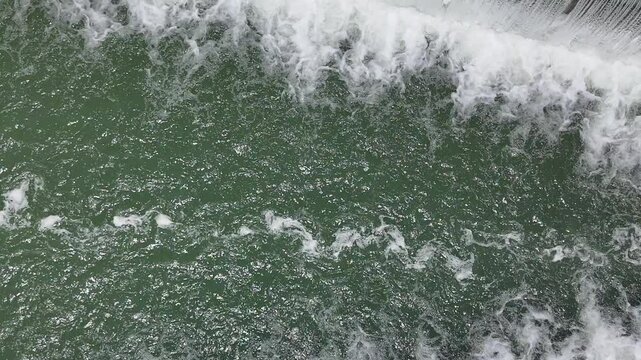 &eacute;coulement d'eau d'une rivi&egrave;re avec des remous et des filets d'eau en forme g&eacute;om&eacute;trique
