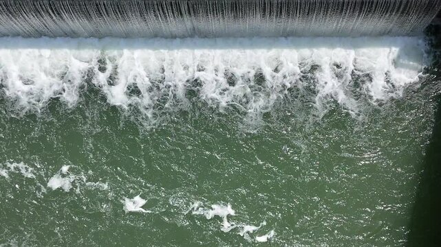 &eacute;coulement d'eau d'une rivi&egrave;re avec des remous et des filets d'eau en forme g&eacute;om&eacute;trique
