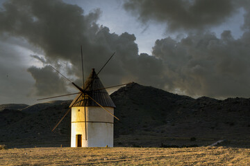 Misterioso molino de Viento en un amplio valle con montañas