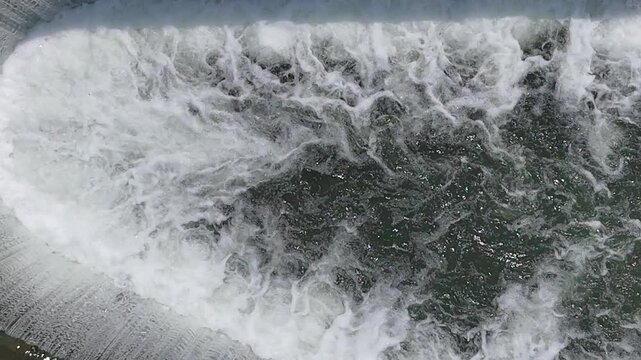 &eacute;coulement d'eau d'une rivi&egrave;re avec des remous et des filets d'eau en forme g&eacute;om&eacute;trique