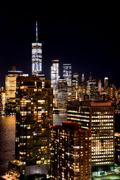 Fototapeta Night shot of the world-famous skyline of the southern tip of Manhattan in New York (USA) seen from Jersey City on the other side of the Hudson River. Thousands of lights in the city that never sleeps