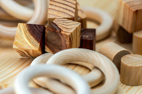Oggetti di vario tipo di legno su sfondo in legno di abete