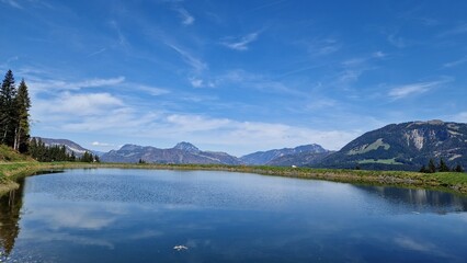 Fototapeta premium Crisp Mountain Lake Hike with Vibrant Views