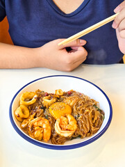 fried noodles with seafood and eggs