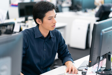 パソコンを使うビジネス男性
