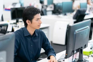  パソコンを使うビジネス男性 © naka
