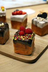 pastel gourmet de bizcocho cubierto de chocolate y frutos del bosque