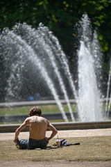 Chaleur été canicule soleil climat fontaine jet d'eau