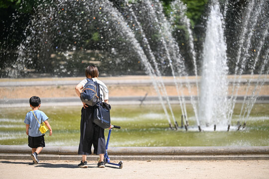 Chaleur &eacute;t&eacute; canicule soleil climat fontaine jet d'eau