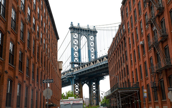 Fototapeta Brooklyn bridge and manhattan skyline view from Dumbo PNg