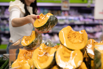 カボチャを買う買い物客の手元
