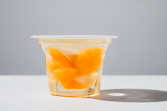 fruits jello available in the market. Fruit jellies available at sweet shop, supermarket, convenience store, etc.市販のフルーツゼリー。スイーツ店、スーパーマーケット、コンビニエンスストアなどで手に入るフルーツゼリー。