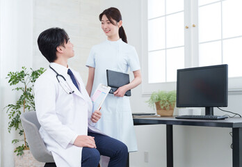 笑顔の医者と看護師