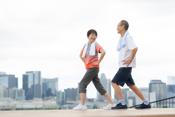 運動をするシニア男女