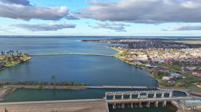 Over the weir bridge and towards the road bridge and RSL over Lake Mulwala