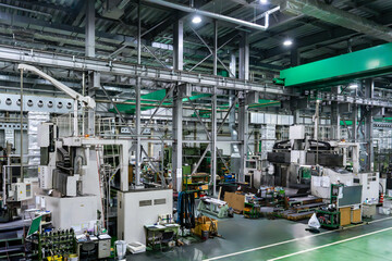 工作機械の並ぶ工場の内観