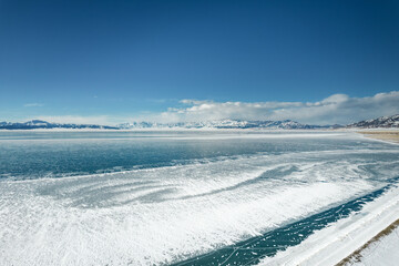 Obraz premium Frozen Sayram Lake in winter, Bortala Prefecture, Xinjiang, China