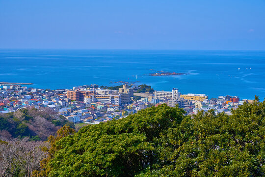 神奈川県三浦郡葉山町の仙元山展望台から西側の眺望(葉山町,森戸海岸,相模湾など)