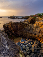 Le gouffre du diable et le rocher de la Vierge à Biarritz, au coucher du soeil, format portrait