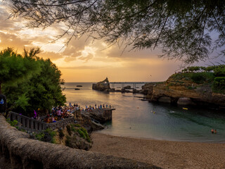 La plage du port vieux et le rocher de la Vierge à Biarritz, au coucher du soleil, format paysage