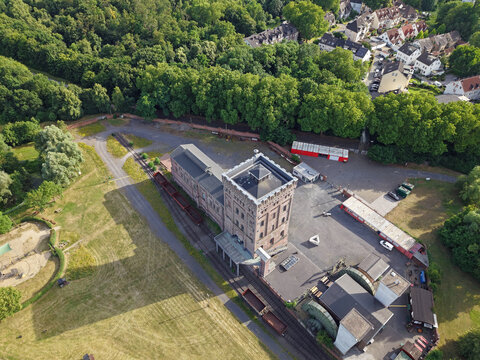 Luftbild  von einem Malakowturm einer ehemaligen Zeche als Relikt vergangener Zeiten