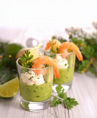 crevettes et avocat en verrines