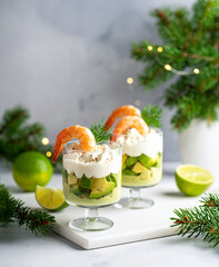 crevettes et avocat en verrines