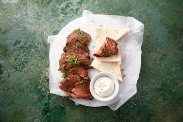 Roast beef with pita bread and sauce