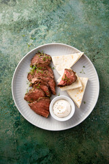 Roast beef with pita bread and sauce