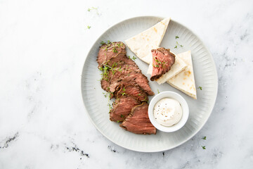 Roast beef with pita bread and sauce