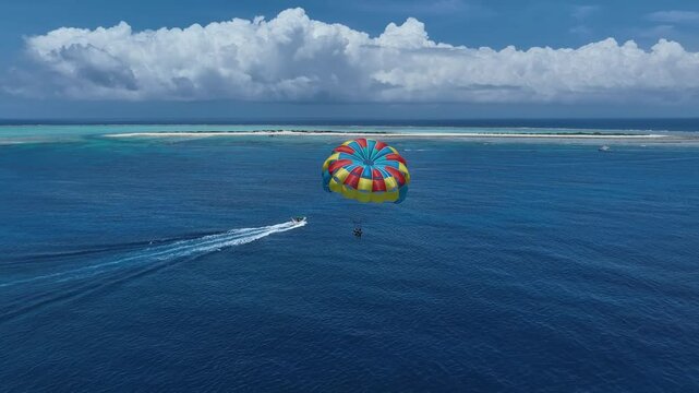 ナガンヌ島を背に大空を舞うパラセーリング映像
