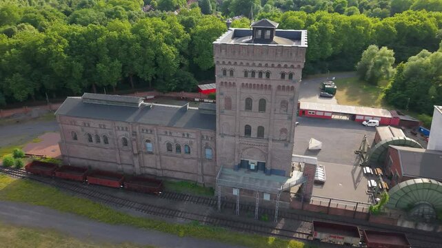 Flug um einen Malakowturm einer ehemaligen Zeche als Relikt vergangener Zeiten