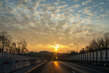 droga do nikąd na tle zachodzącego słońca © rob