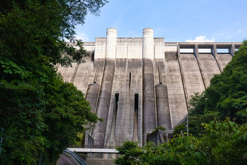 緑に囲まれた重力式コンクリートダムの小里川ダム