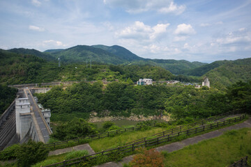 緑に囲まれた重力式コンクリートダムの小里川ダム
