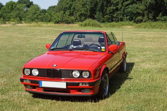 BMW 325i cabriolet in rot