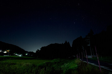 山間の集落の空に広がる満天の星 © Tokuyiro