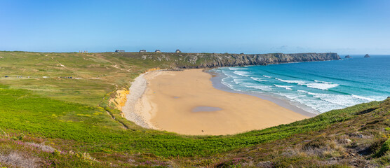 Des surfeurs sur les vagues de la Plage de Kersiguénou
en Bretagne
