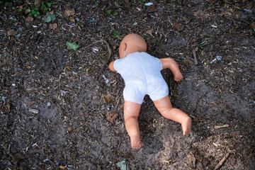 Eine Puppe liegt auf dem Boden im Sand, Wuppertal, Deutschland
