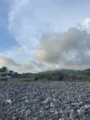 montañas en la playa