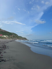 Bonito cielo.sol y rocas de la playa