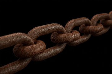 Obraz premium Rusted Iron Chain on Black Background for Industrial Texture