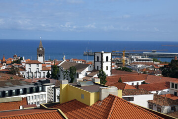 Vue des toits de la ville de Funchal à Madère