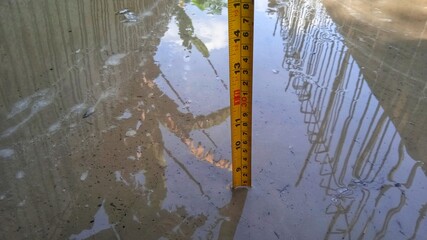 Measuring the water level in the channel using a measuring stick