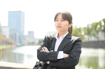 屋外で腕を組む日本人女性