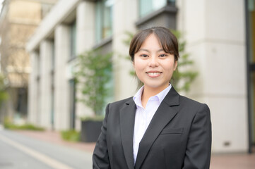 ビル街でカメラ目線の日本人女性