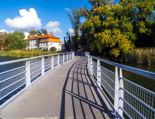 Promenade along the lake